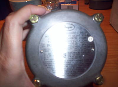 New dwyer instruments explosion proof pressure switch- 