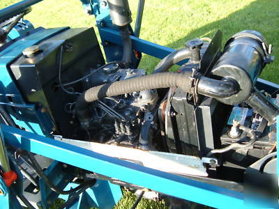 Mitsubishi 3-cyl diesel 4X4 loader tractor blade mower