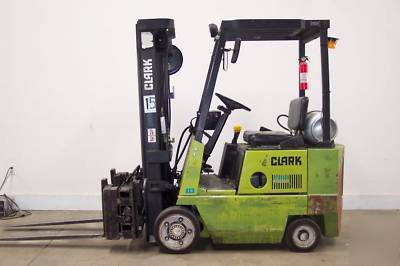 1993 clark 3000 lb forklift with fork positioner che ap