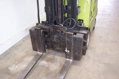 1993 clark 3000 lb forklift with fork positioner che ap