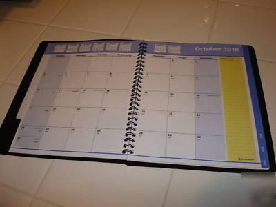 At-a-glance monthly planner, quick notes, 2 cd pockets
