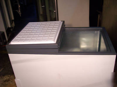 Ice cream novelty chest freezer, on removeable cart, a+