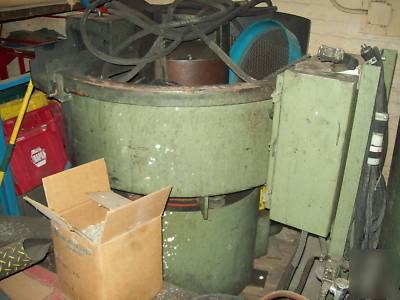 Ultramatic vibratory deburring machine 7CF w/extras
