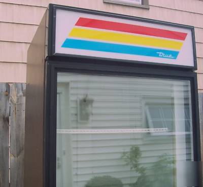 True gdm-26 1 swing door merchandiser cooler display 