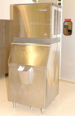 Scotsman ice machine and bin, 950 lbs./ day, 30