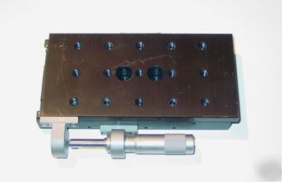 New 433 series low-profile linear stages, port