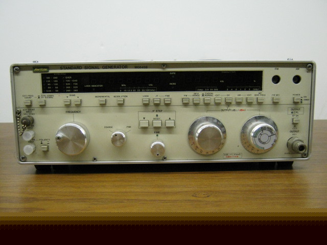 Anritsu MG645B standard signal generator
