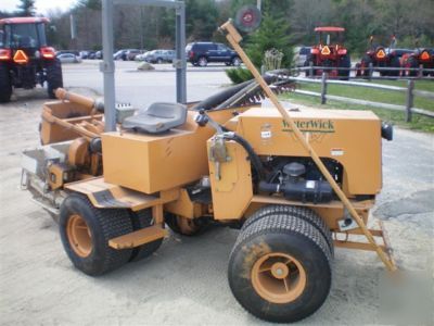 Waterwick drainage installation machine. 