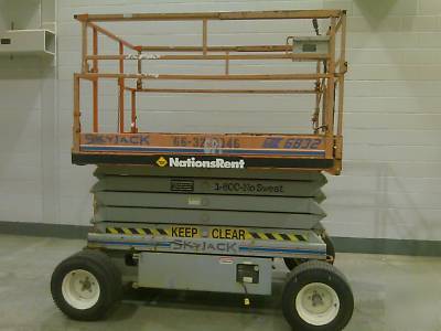 Skyjack 6832 electric scissor lift 29' - 36'