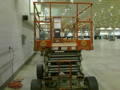 Skyjack 6832 electric scissor lift 29' - 36'